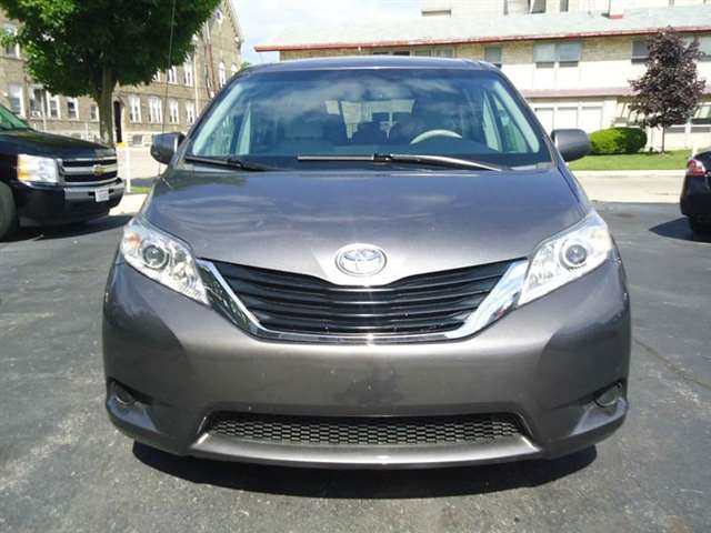 2011 Toyota Sienna LE 8-Passenger 4dr Mini-Van V6